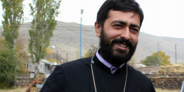 Քաղաքակա՞ն, թե՞ անձնական շահ․ ինչո՞ւ է Եկեղեցու միասնությունը խարխլում Թալինի հոգևոր հովիվը․Yerkir.am