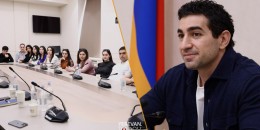 Լևոն Քոչարյանը հանդիպել է ԱԺ-ում փորձաշրջան անցնող ուսանողների հետ