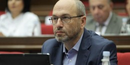 Պետության խորհրդանիշները սեղանի զարդ չեն, որ ըստ մաշվածության կամ ճաշակի փոփոխվեն. Գեղամ Նազարյան