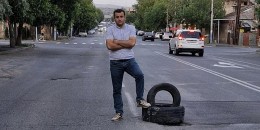 Տիգրան ԱվիՐյանի տված մեկ շաբաթից մեկ տարի է անցել, իսկ փոսերը քչանալու փոխարեն ավելացել են. Արթուր Չախոյան