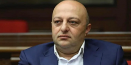 &laquo;Եկել եք, որոշել եք կալանավորեք, կալանավորեք, ձերը էտ ա՝ կալանավորելը, մարդուն ճնշելն ու վախեցնելը։ Մերը՝ պայքարելն է, թասիբն ու պատիվը&raquo;․ Արթուր Սարգսյան