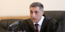 Դատավոր Արմեն Դանիելյանն առանց որևէ իրավական վերլուծության կամ փաստարկի ներկայացման, գտել է, որ Առաջին ատյանի դատարանի հետևություններն իբր իրավաչափ են. Սամվել Կարապետյանի պաշտպանու...