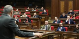ՔՊ-ականները հուսահատ դեմքերով, հեռախոսներով հետևում էին Գյումրու ավագանու առաջին նիստին․ &laquo;Հրապարակ&raquo;