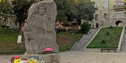 Օկուպացված Ստեփանակերտի կենտրոնում ադրբեջանցիներն ոչնչացրել են Բեկոր Աշոտի հուշարձանը