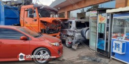 Բախվել են Mercedes-ը, ГАЗель-ը և 2 &laquo;ԿամԱԶ&raquo;, որոնցից մեկն էլ բախվել է կայանված մեքենաներին ու առևտրի կենտրոնին