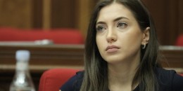 Իմ պատվից և արժանապատվությունից ցածր կլինի Ալեն Սիմոնյանին դատի տալը. Աննա Մկրտչյան