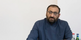 Արշակ սրբազանի կալանքի երկարացման միջնորդությունը կքննի դատավոր Ֆարխոյանը. փաստաբան