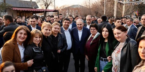 Փաշինյանն &laquo;ախրաննիկներով&raquo; քայլել է համերգի բազմության միջով, նկարվել և արագ հեռացել․ &laquo;Հրապարակ&raquo;
