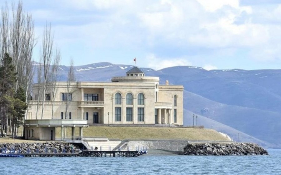 ՔՊ-ականները մինչև ուշ գիշեր կերել-խմել են, քծնել Փաշինյանին․ &laquo;Հրապարակ&raquo;