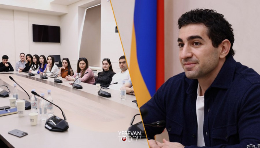 Լևոն Քոչարյանը հանդիպել է ԱԺ-ում փորձաշրջան անցնող ուսանողների հետ