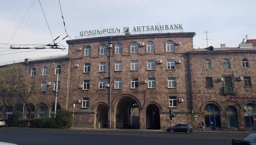 Կոտրել են &laquo;Արցախբանկ&raquo;-ին պատկանող մեքենայի ապակին և հափշտակել 60 մլն դրամ և 100 պարկ գրավադրված ոսկյա զարդեր