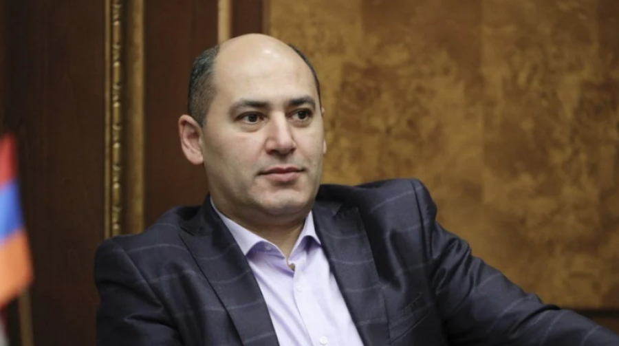 Մարտուն Գրիգորյանը չի շտապում հայտարարել ավագանու մանդատից հրաժարվելու մասին. &laquo;Հրապարակ&raquo;