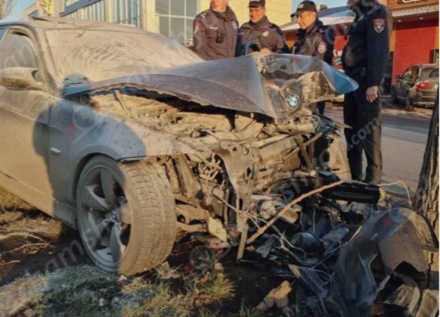 Երևանում բախվել են BMW-ն ու Chevrolet-ը, BMW-ն տապալել է երկաթե սյունը, բախվել ծառին․ կան վիրավորներ