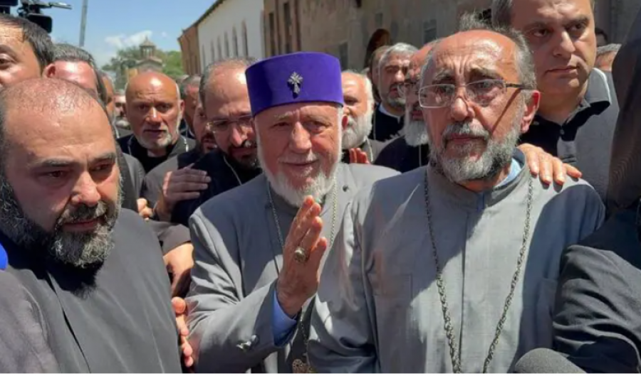 Կաթողիկոսն այցելել է Միքայել սրբազանին. Aravot.am