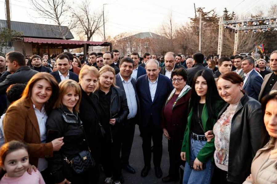 Փաշինյանն &laquo;ախրաննիկներով&raquo; քայլել է համերգի բազմության միջով, նկարվել և արագ հեռացել․ &laquo;Հրապարակ&raquo;