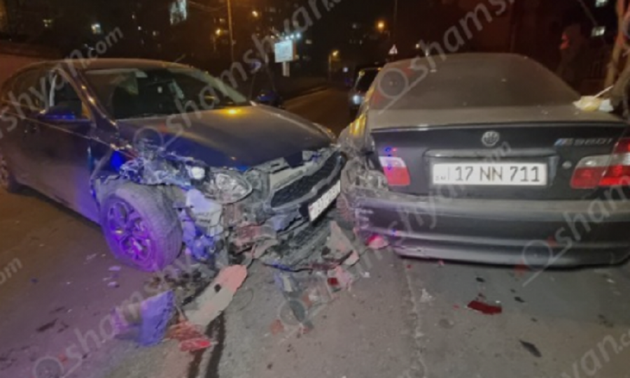 Օրբելի-Բաղրամյան հատվածում Kia-ն բախվել է կայանած BMW-ին, BMW-ն էլ՝ Volkswagen-ին