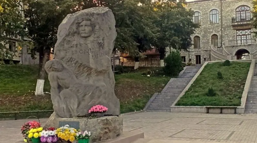 Օկուպացված Ստեփանակերտի կենտրոնում ադրբեջանցիներն ոչնչացրել են Բեկոր Աշոտի հուշարձանը