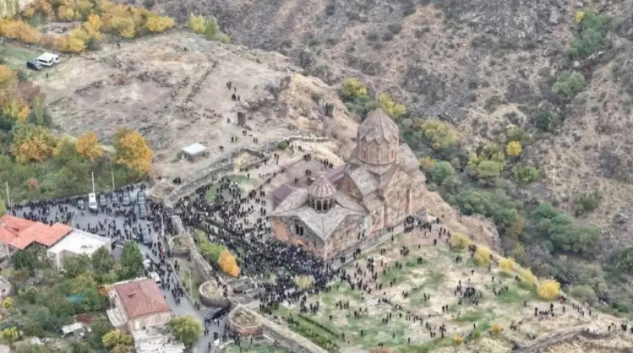 Փաշինյանը կփորձի իր շուրջ հավաքել հոգևորականների, որոնց հետ կքայլի դեպի Մայր Աթոռ․ &laquo;Ժողովուրդ&raquo;