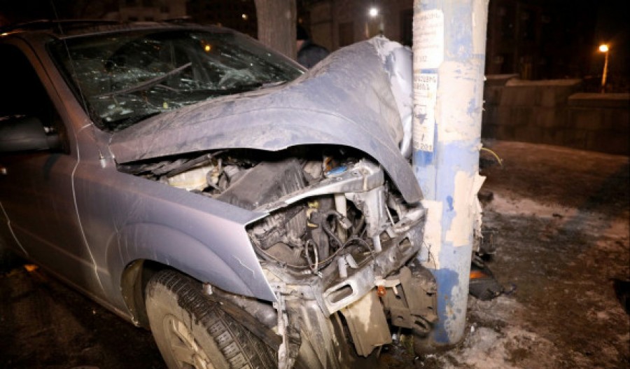 &laquo;Kia Sorento&raquo; մակնիշի ավտոմեքենան դուրս է եկել երթեւեկելի գոտուց ու բախվել սյանը