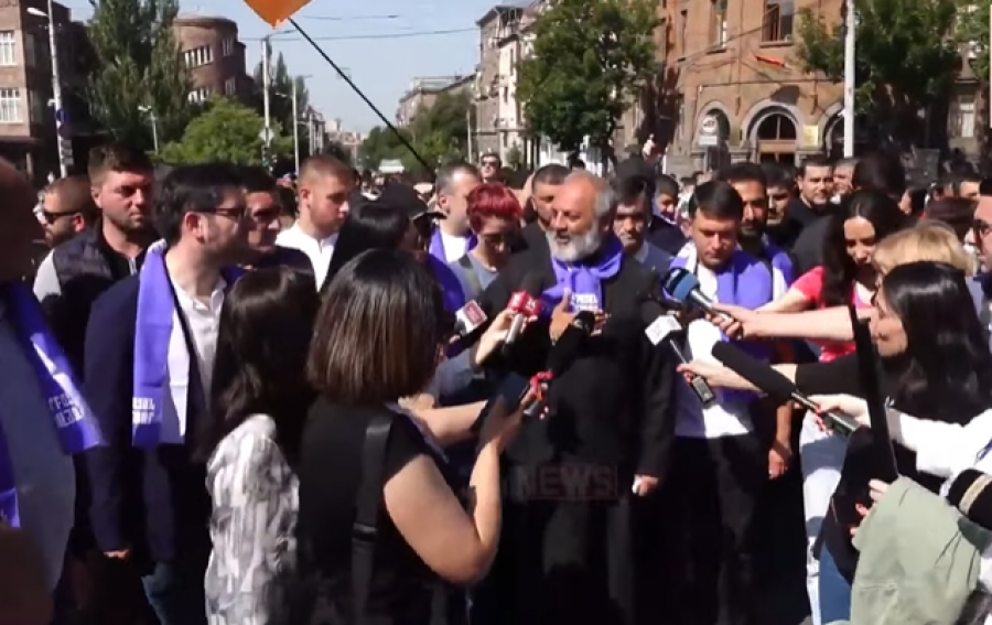 Բագրատ Սրբազանն աջակիցների հետ գնում է ՆԳՆ` ուղիղ