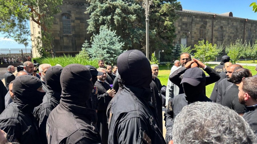 Փաշինյանը չի հրաժարվել Վեհարան մտնելու իր ծրագրից․ &laquo;Ժողովուրդ&raquo;