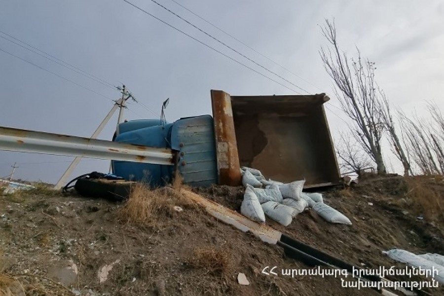 Քանաքեռավան գյուղի մոտ բեռնատար է շրջվել. վարորդը հոսպիտալացվել է