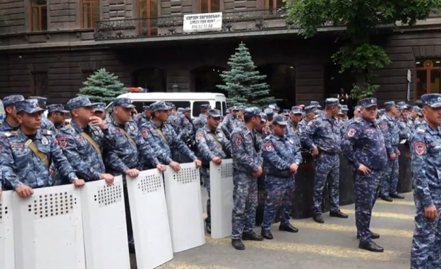 Ոստիկանությունը շրջափակել է Կառավարության շենքը. ուղիղ