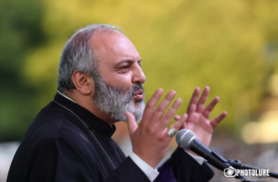 Դու չես կարողանալու մեր երկրում հանգիստ շնչել․ որքան ուզում ես ճողոպրի, փախի, ճամփեդ փոխի, սկայպով խոսի մարդկանց հետ, միևնույն է, չի օգնի․ Սրբազանը՝ Փաշինյանին